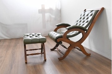 中古　スペイン製　バロッサバレンティ(VARO,S.A. VALENTI)　本革　ボタン留めが上品なアームチェアとオットマン　セット定価約47万円相当　(R-085533)