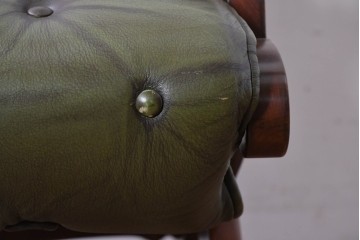 中古　スペイン製　バロッサバレンティ(VARO,S.A. VALENTI)　本革　ボタン留めが上品なアームチェアとオットマン　セット定価約47万円相当　(R-085533)