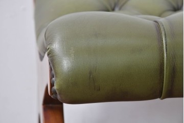 中古　スペイン製　バロッサバレンティ(VARO,S.A. VALENTI)　本革　ボタン留めが上品なアームチェアとオットマン　セット定価約47万円相当　(R-085533)