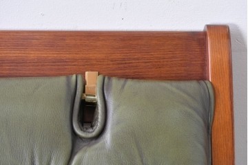 中古　スペイン製　バロッサバレンティ(VARO,S.A. VALENTI)　本革　ボタン留めが上品なアームチェアとオットマン　セット定価約47万円相当　(R-085533)