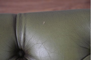 中古　スペイン製　バロッサバレンティ(VARO,S.A. VALENTI)　本革　ボタン留めが上品なアームチェアとオットマン　セット定価約47万円相当　(R-085533)