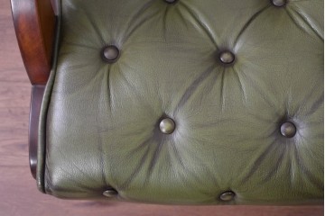 中古　スペイン製　バロッサバレンティ(VARO,S.A. VALENTI)　本革　ボタン留めが上品なアームチェアとオットマン　セット定価約47万円相当　(R-085533)