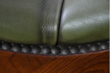 中古　スペイン製　バロッサバレンティ(VARO,S.A. VALENTI)　本革　ボタン留めが上品なアームチェアとオットマン　セット定価約47万円相当　(R-085533)