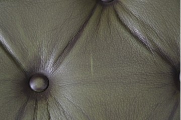 中古　スペイン製　バロッサバレンティ(VARO,S.A. VALENTI)　本革　ボタン留めが上品なアームチェアとオットマン　セット定価約47万円相当　(R-085533)