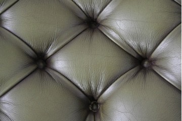 中古　スペイン製　バロッサバレンティ(VARO,S.A. VALENTI)　本革　ボタン留めが上品なアームチェアとオットマン　セット定価約47万円相当　(R-085533)