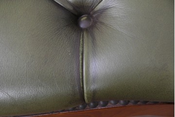 中古　スペイン製　バロッサバレンティ(VARO,S.A. VALENTI)　本革　ボタン留めが上品なアームチェアとオットマン　セット定価約47万円相当　(R-085533)