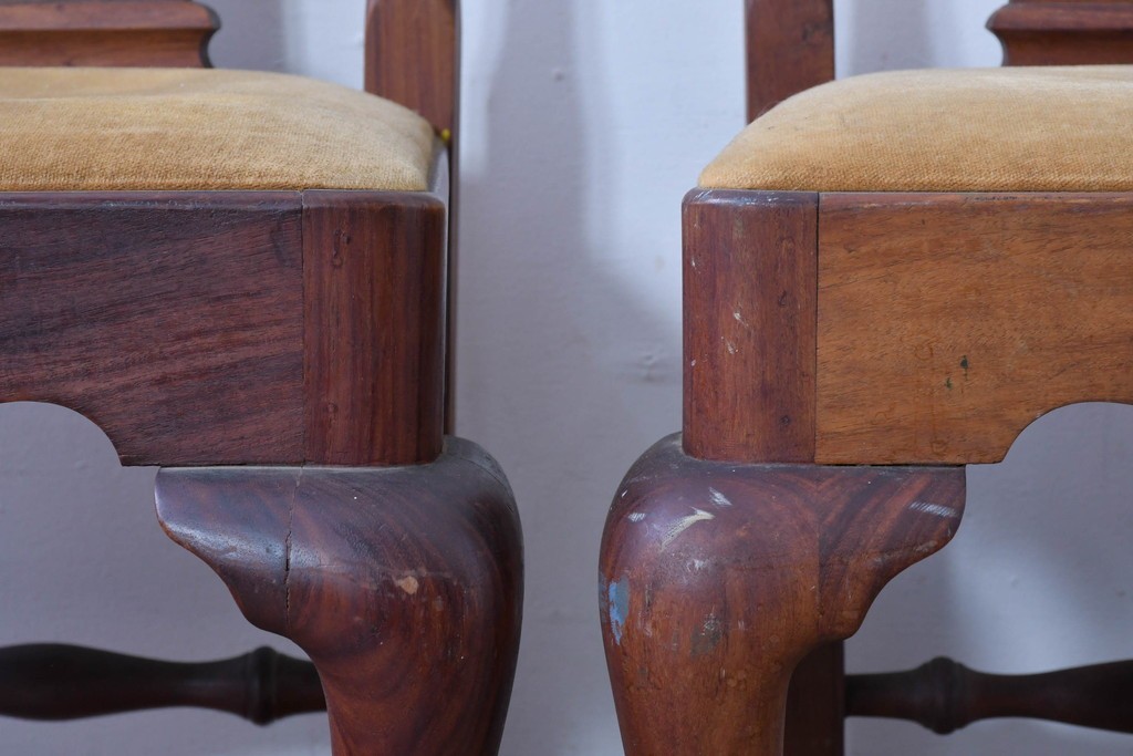 ヴィンテージ　チーク無垢材　花瓶型の優雅な曲線を描くクイーンアンチェア2脚セット　(R-085534)