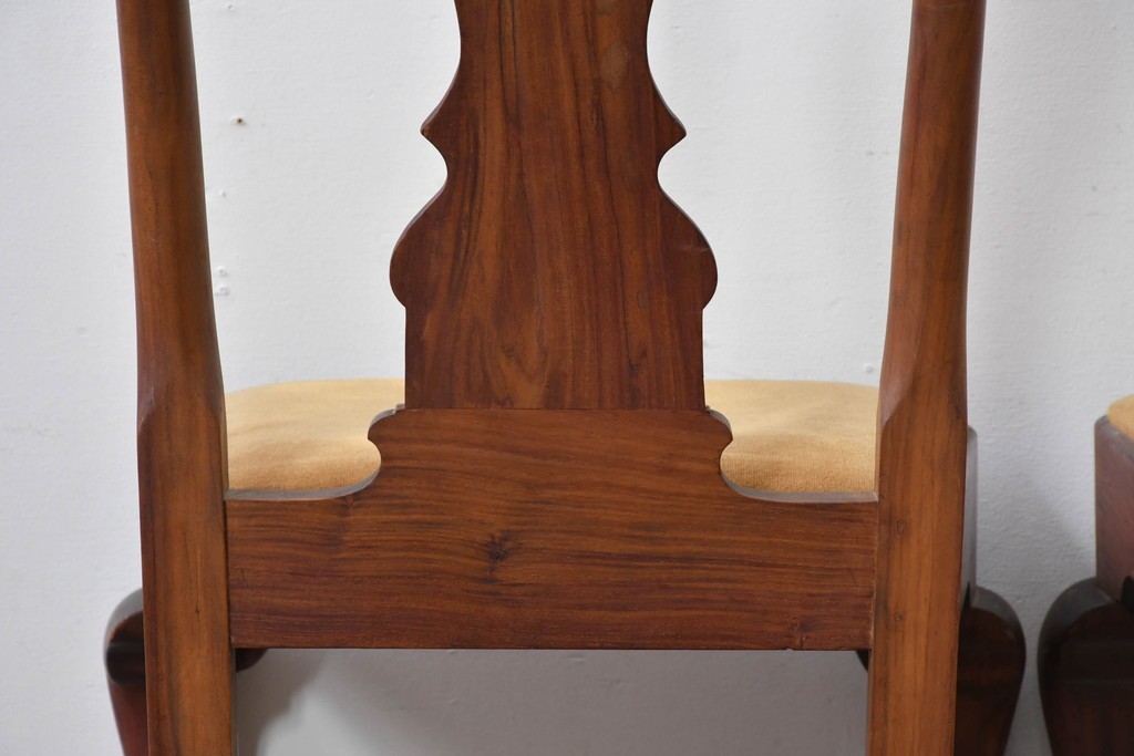 ヴィンテージ　チーク無垢材　花瓶型の優雅な曲線を描くクイーンアンチェア2脚セット　(R-085534)