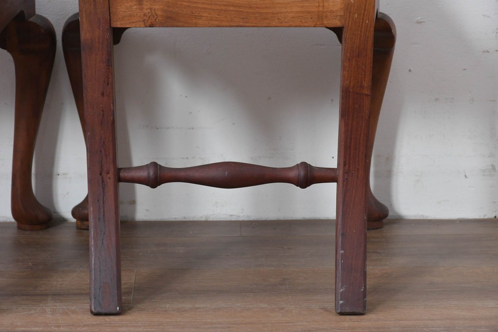 ヴィンテージ　チーク無垢材　花瓶型の優雅な曲線を描くクイーンアンチェア2脚セット　(R-085534)