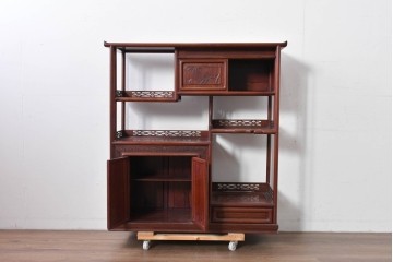 和製ヴィンテージ　花梨材　竹や鳥の彫刻と繊細な透かし細工が趣を添える飾り棚　(R-085537)