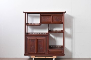 和製ヴィンテージ　花梨材　竹や鳥の彫刻と繊細な透かし細工が趣を添える飾り棚　(R-085537)