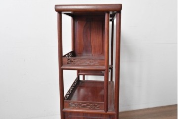 和製ヴィンテージ　花梨材　竹や鳥の彫刻と繊細な透かし細工が趣を添える飾り棚　(R-085537)