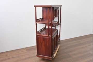 和製ヴィンテージ　花梨材　竹や鳥の彫刻と繊細な透かし細工が趣を添える飾り棚　(R-085537)