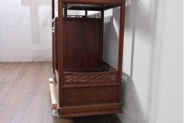 和製ヴィンテージ　花梨材　竹や鳥の彫刻と繊細な透かし細工が趣を添える飾り棚　(R-085537)