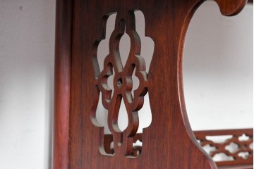 和製ヴィンテージ　花梨材　竹や鳥の彫刻と繊細な透かし細工が趣を添える飾り棚　(R-085537)