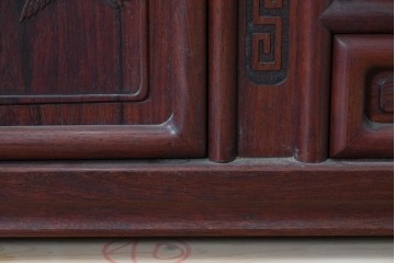 和製ヴィンテージ　花梨材　竹や鳥の彫刻と繊細な透かし細工が趣を添える飾り棚　(R-085537)