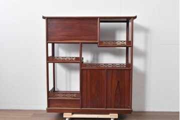 和製ヴィンテージ　花梨材　竹や鳥の彫刻と繊細な透かし細工が趣を添える飾り棚　(R-085537)