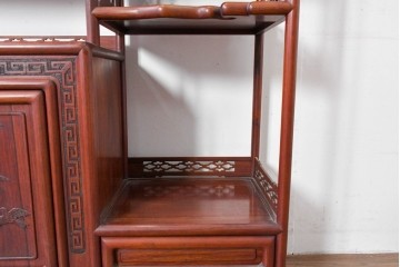 和製ヴィンテージ　花梨材　竹や鳥の彫刻と繊細な透かし細工が趣を添える飾り棚　(R-085537)