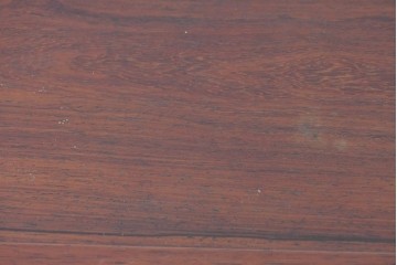 和製ヴィンテージ　花梨材　竹や鳥の彫刻と繊細な透かし細工が趣を添える飾り棚　(R-085537)