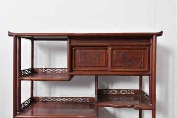 和製ヴィンテージ　花梨材　竹や鳥の彫刻と繊細な透かし細工が趣を添える飾り棚　(R-085537)