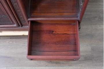 和製ヴィンテージ　花梨材　竹や鳥の彫刻と繊細な透かし細工が趣を添える飾り棚　(R-085537)