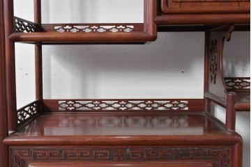 和製ヴィンテージ　花梨材　竹や鳥の彫刻と繊細な透かし細工が趣を添える飾り棚　(R-085537)