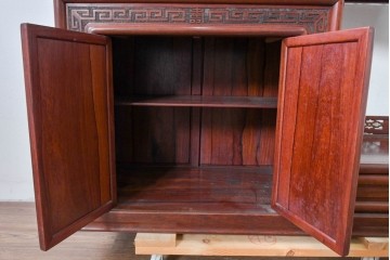 和製ヴィンテージ　花梨材　竹や鳥の彫刻と繊細な透かし細工が趣を添える飾り棚　(R-085537)