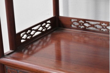 和製ヴィンテージ　花梨材　竹や鳥の彫刻と繊細な透かし細工が趣を添える飾り棚　(R-085537)
