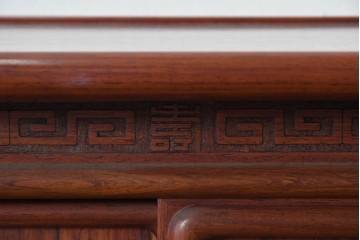 和製ヴィンテージ　花梨材　竹や鳥の彫刻と繊細な透かし細工が趣を添える飾り棚　(R-085537)