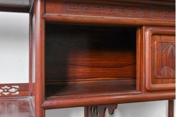 和製ヴィンテージ　花梨材　竹や鳥の彫刻と繊細な透かし細工が趣を添える飾り棚　(R-085537)