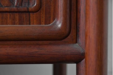 和製ヴィンテージ　花梨材　竹や鳥の彫刻と繊細な透かし細工が趣を添える飾り棚　(R-085537)