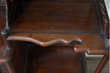 和製ヴィンテージ　花梨材　竹や鳥の彫刻と繊細な透かし細工が趣を添える飾り棚　(R-085537)