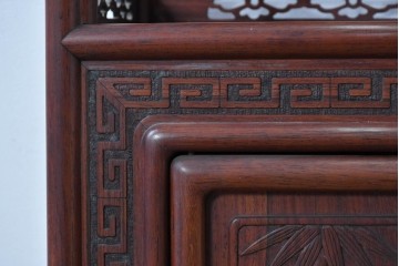 和製ヴィンテージ　花梨材　竹や鳥の彫刻と繊細な透かし細工が趣を添える飾り棚　(R-085537)