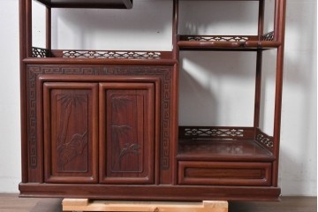 和製ヴィンテージ　花梨材　竹や鳥の彫刻と繊細な透かし細工が趣を添える飾り棚　(R-085537)