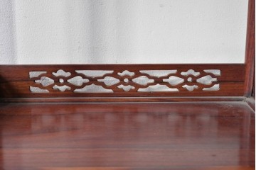 和製ヴィンテージ　花梨材　竹や鳥の彫刻と繊細な透かし細工が趣を添える飾り棚　(R-085537)