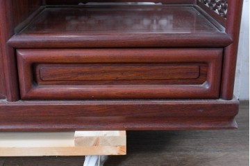 和製ヴィンテージ　花梨材　竹や鳥の彫刻と繊細な透かし細工が趣を添える飾り棚　(R-085537)