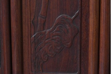 和製ヴィンテージ　花梨材　竹や鳥の彫刻と繊細な透かし細工が趣を添える飾り棚　(R-085537)