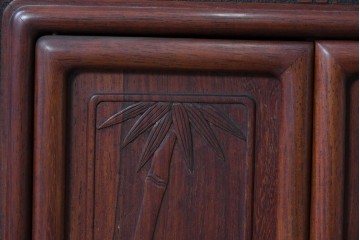 和製ヴィンテージ　花梨材　竹や鳥の彫刻と繊細な透かし細工が趣を添える飾り棚　(R-085537)