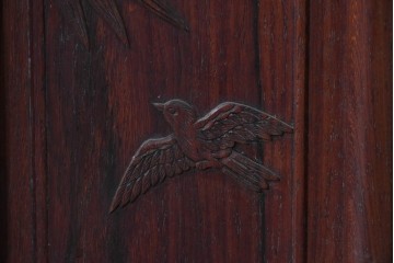 和製ヴィンテージ　花梨材　竹や鳥の彫刻と繊細な透かし細工が趣を添える飾り棚　(R-085537)