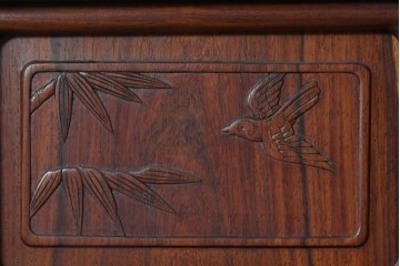 和製ヴィンテージ　花梨材　竹や鳥の彫刻と繊細な透かし細工が趣を添える飾り棚　(R-085537)
