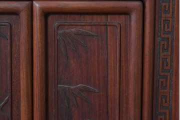 和製ヴィンテージ　花梨材　竹や鳥の彫刻と繊細な透かし細工が趣を添える飾り棚　(R-085537)