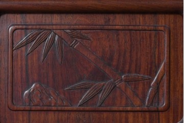 和製ヴィンテージ　花梨材　竹や鳥の彫刻と繊細な透かし細工が趣を添える飾り棚　(R-085537)