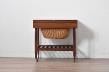 デンマークヴィンテージ　ローズウッド材　籐(ラタン)　技術の粋を集めたソーイングテーブル　(R-085546)