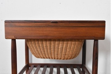 デンマークヴィンテージ　ローズウッド材　籐(ラタン)　技術の粋を集めたソーイングテーブル　(R-085546)
