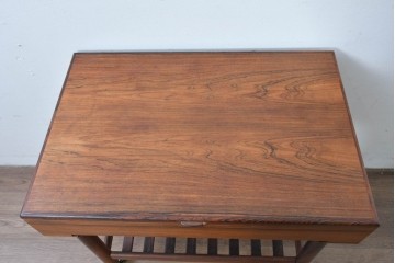 デンマークヴィンテージ　ローズウッド材　籐(ラタン)　技術の粋を集めたソーイングテーブル　(R-085546)