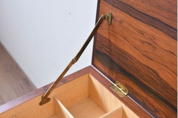 デンマークヴィンテージ　ローズウッド材　籐(ラタン)　技術の粋を集めたソーイングテーブル　(R-085546)