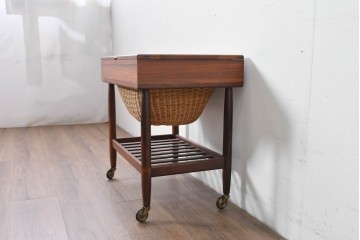デンマークヴィンテージ　ローズウッド材　籐(ラタン)　技術の粋を集めたソーイングテーブル　(R-085546)