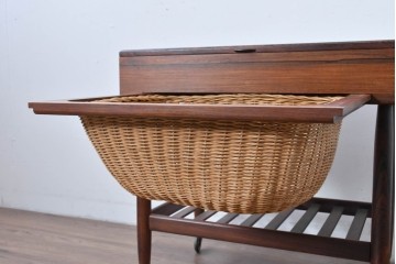 デンマークヴィンテージ　ローズウッド材　籐(ラタン)　技術の粋を集めたソーイングテーブル　(R-085546)