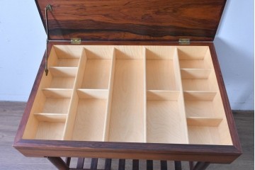 デンマークヴィンテージ　ローズウッド材　籐(ラタン)　技術の粋を集めたソーイングテーブル　(R-085546)