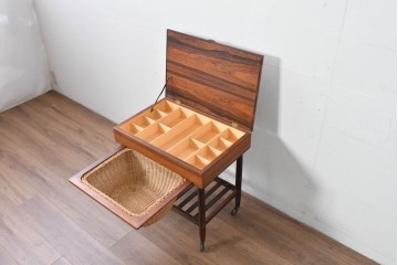 デンマークヴィンテージ　ローズウッド材　籐(ラタン)　技術の粋を集めたソーイングテーブル　(R-085546)
